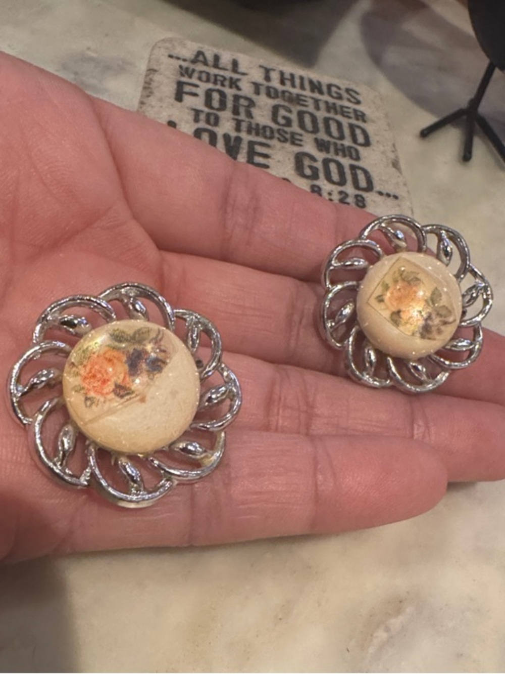 VINTAGE AVON CLIP ON EARRINGS - Picture 4 of 4